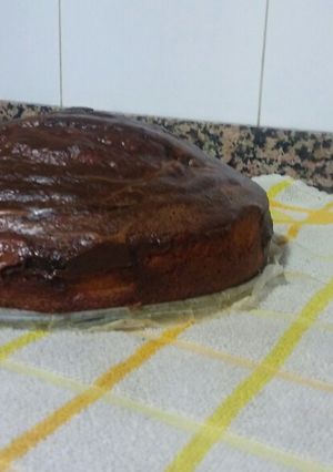 Una foto de Bizcocho de dos colores y chocolate por encima