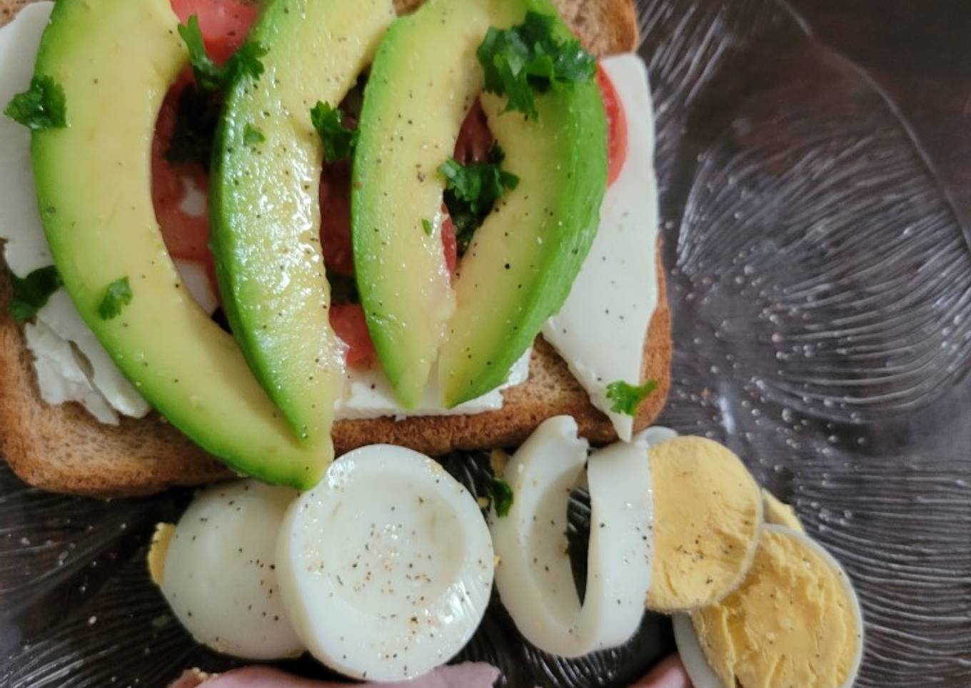 Tostada de pan integral y aguacate