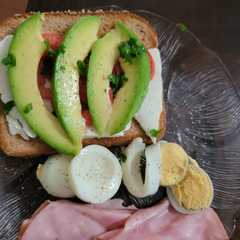 Una foto de Tostada de pan integral y aguacate
