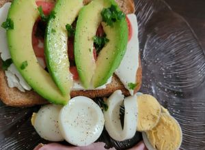 Una foto de Tostada de pan integral y aguacate