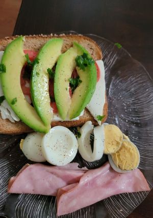 Una foto de Tostada de pan integral y aguacate