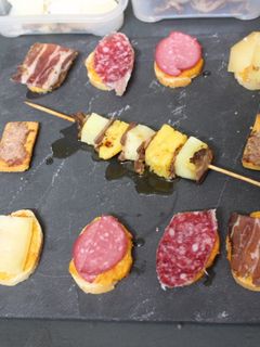 Una foto de Pincho con rebanadas y embutido