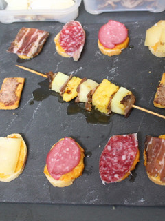 Una foto de Pincho con rebanadas y embutido