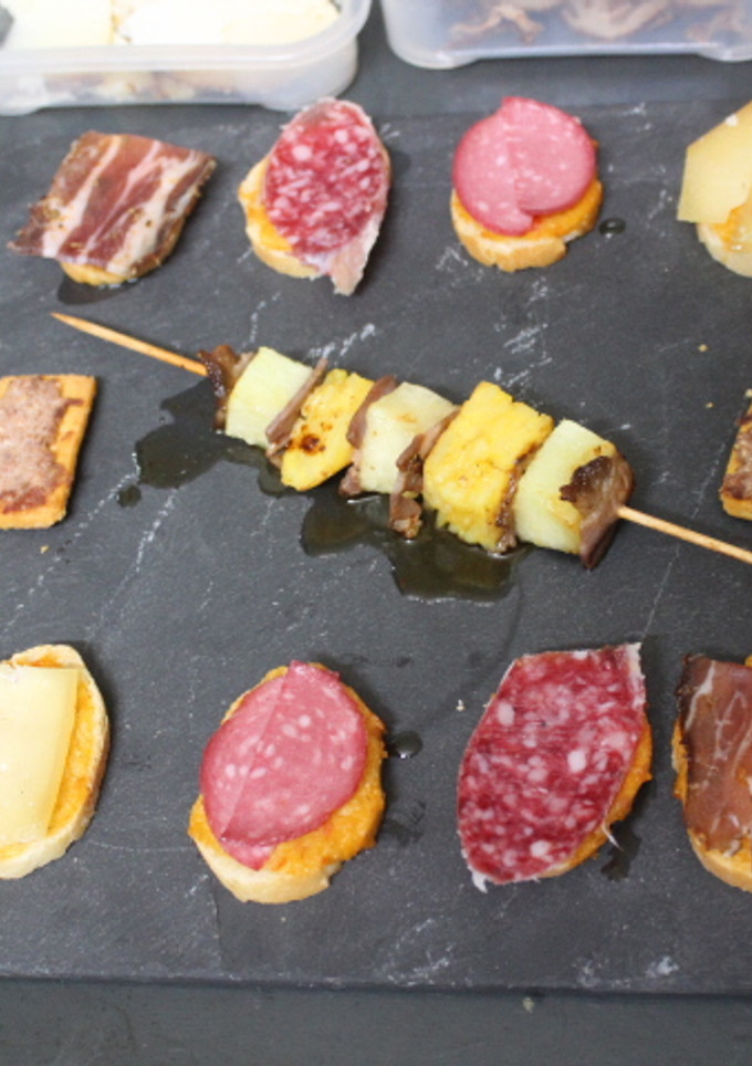 Una foto de Pincho con rebanadas y embutido