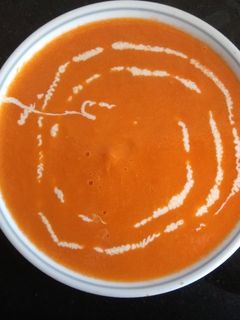 क्रीमी टोमैटो सूप (Creamy tomato soup recipe in Hindi) रेसिपी मुख्य फोटो