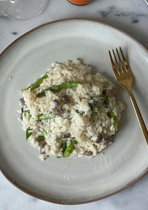 Una foto de Risotto de espárragos y champiñones en microondas