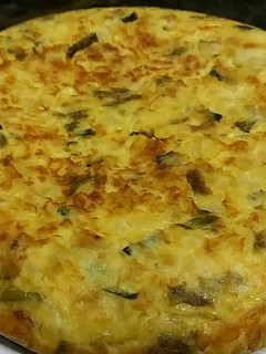 Una foto de Tortilla de patatas, espárragos, calabacín y ajo