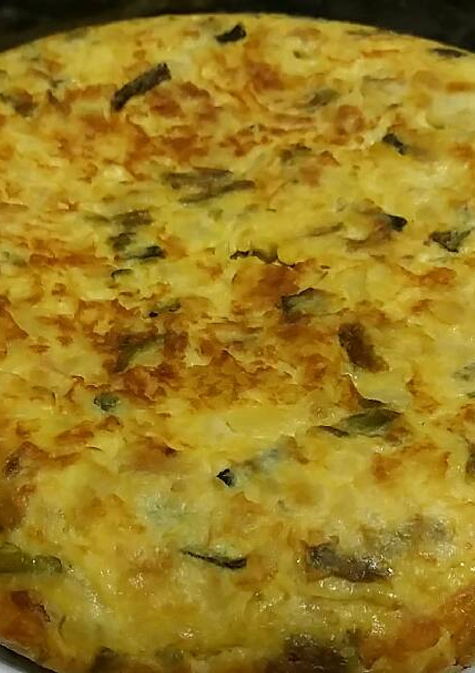 Una foto de Tortilla de patatas, espárragos, calabacín y ajo