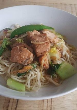 A picture of Salmon stirfry.