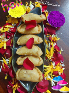 चाशनी वाली मावा गुजिया रेसिपी मुख्य फोटो