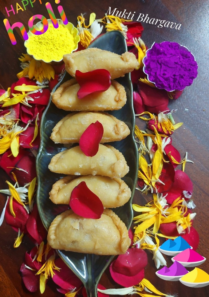 चाशनी वाली मावा गुजिया रेसिपी मुख्य फोटो