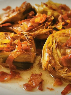 Una foto de Alcachofas a la plancha con Jamón Ibérico