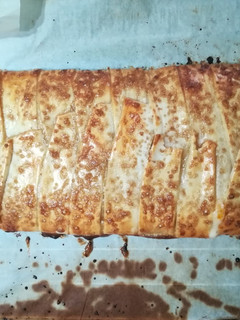 Una foto de Trenza de bacon, york, queso, bechamel y azúcar moreno