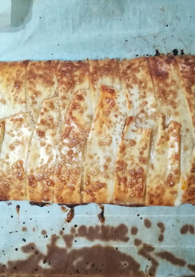 Una foto de Trenza de bacon, york, queso, bechamel y azúcar moreno