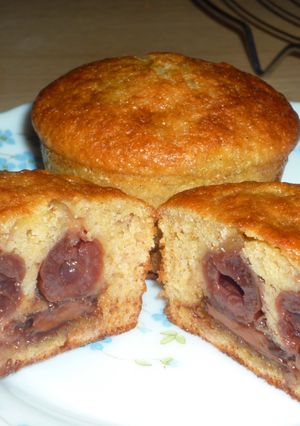 Meggyel és csokival töltött muffin recept fotója