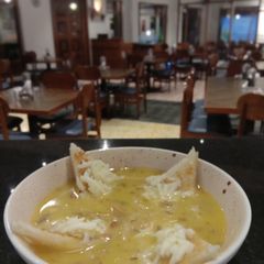 A picture of French onion soup.