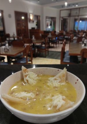 A picture of French onion soup.