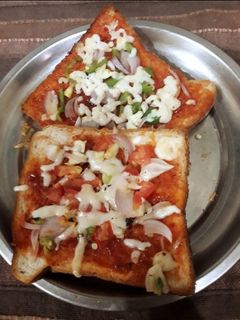 ब्रेड पिज़्ज़ा (Bread Pizza recipe in hindi) रेसिपी मुख्य फोटो