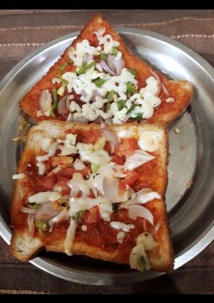 ब्रेड पिज़्ज़ा (Bread Pizza recipe in hindi) रेसिपी मुख्य फोटो