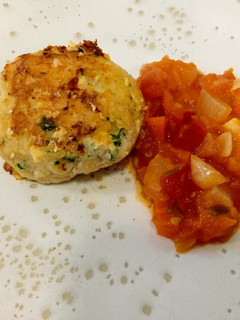 Una foto de Hamburguesa de bacalao y gambas con salsa de tomate
