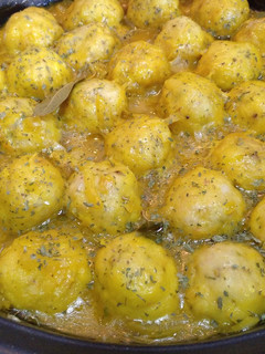 Una foto de Albóndigas de pescado🐟 en salsa amarilla. 💛