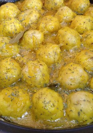 Una foto de Albóndigas de pescado🐟 en salsa amarilla. 💛