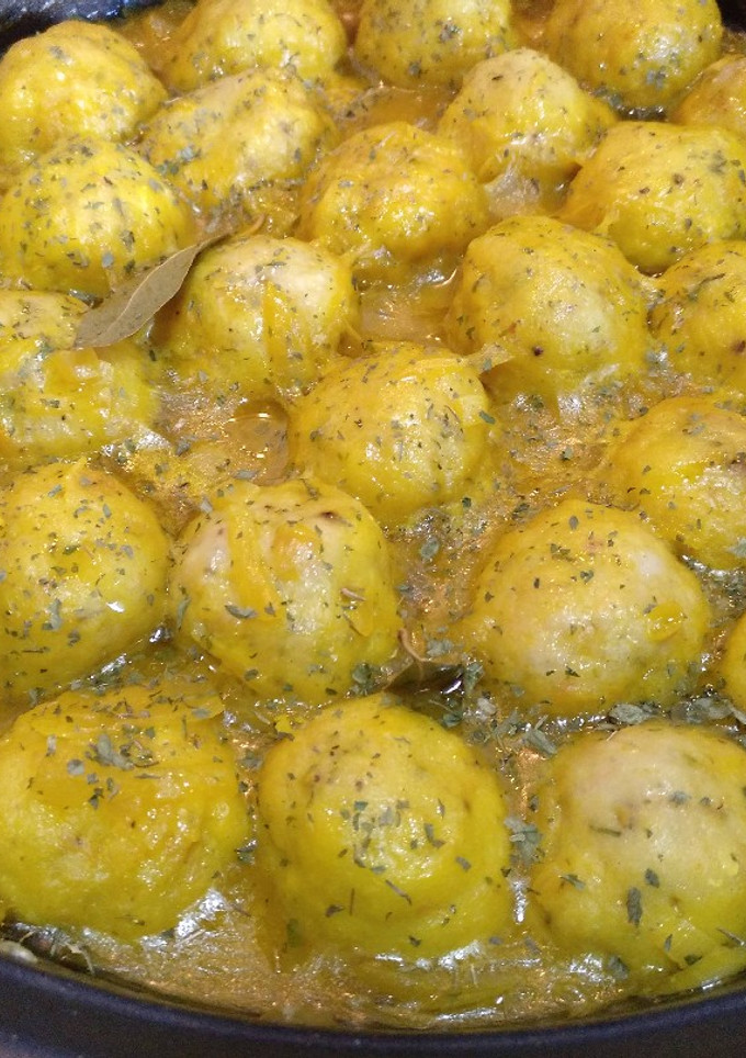 Una foto de Albóndigas de pescado🐟 en salsa amarilla. 💛