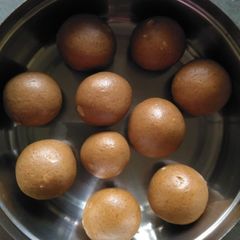 A picture of Besan ke ladoo.