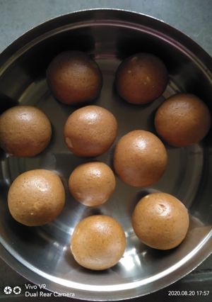 A picture of Besan ke ladoo.