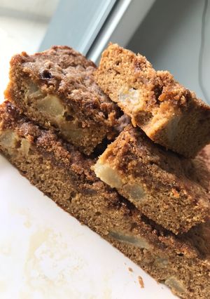 Una foto de Torta integral de pera