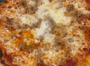 Foto di Pizza Napoletana Tonno e Cipolla Standardizzata per Fornetto (Ariete)