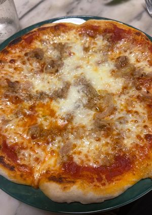 Foto di Pizza Napoletana Tonno e Cipolla Standardizzata per Fornetto (Ariete)