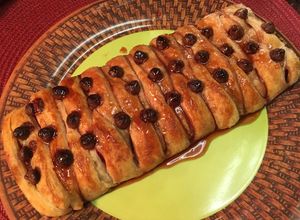 Una foto de Trenza de hojaldre con fresas y pepitas de chocolate