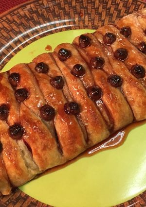 Una foto de Trenza de hojaldre con fresas y pepitas de chocolate