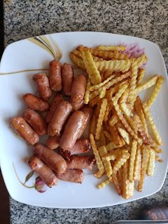 Una foto de Salchichas de pollo con patatas fritas