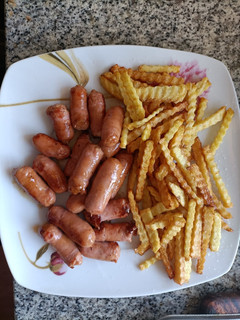 Una foto de Salchichas de pollo con patatas fritas
