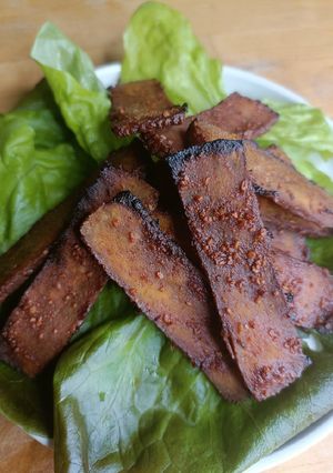 Une photo de 🥢 Tofu fumé croustillant au paprika fumé