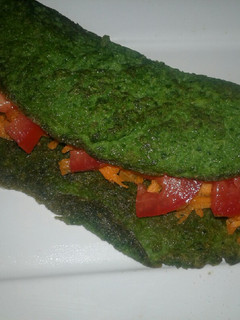 Una foto de Omelette de espinacas relleno de zanahoria y tomate