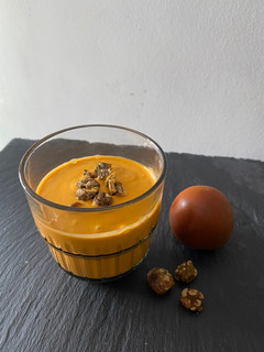 Una foto de Salmorejo con crujiente de aceitunas, sin pan