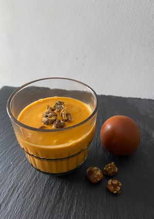 Una foto de Salmorejo con crujiente de aceitunas, sin pan