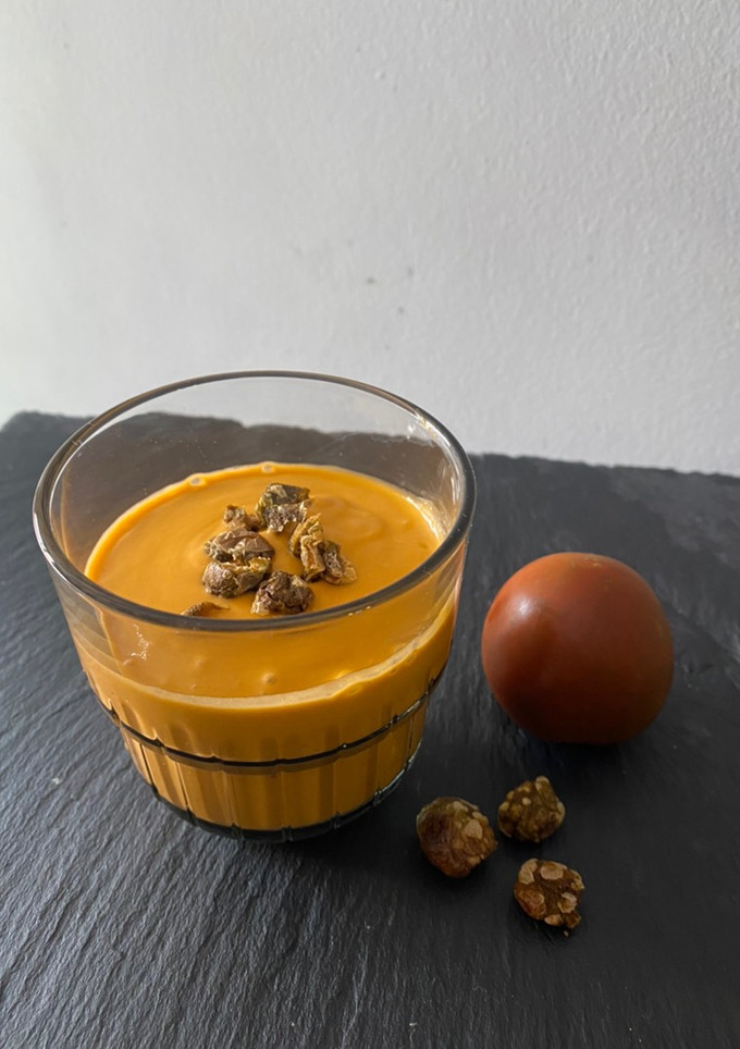 Una foto de Salmorejo con crujiente de aceitunas, sin pan