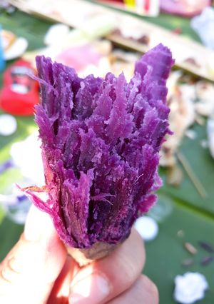 Hình của món Khoai tím nướng than.