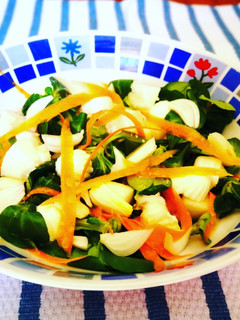 Una foto de Canónigos con queso fresco, pera y zanahoria 🥕🍐