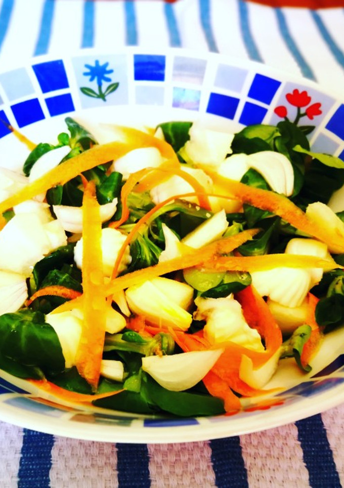 Una foto de Canónigos con queso fresco, pera y zanahoria 🥕🍐