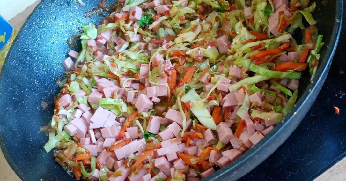Салат из краснокочанной капусты с колбасой - пошаговый рецепт с фото на ремонты-бмв.рф
