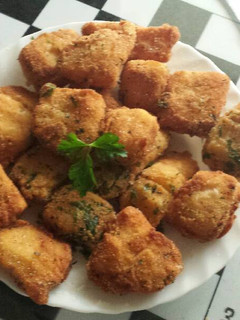 Una foto de 🐟Merluza Empanada🐟 con pellas de pan 🍞