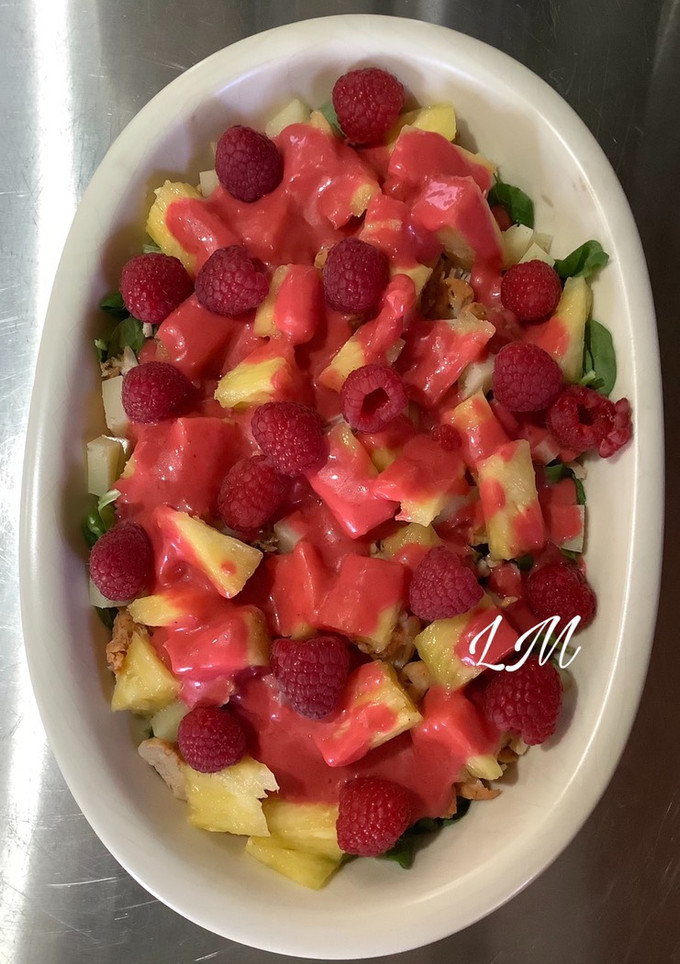 Una foto de Ensalada de pollo con vinagreta de frambuesa