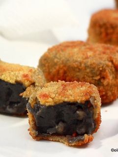 Una foto de Croquetas de chipirones en su tinta