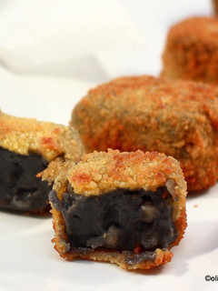 Una foto de Croquetas de chipirones en su tinta
