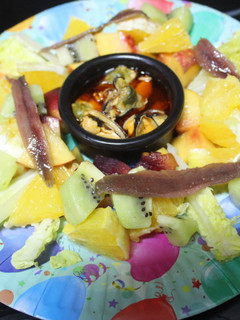 Una foto de Ensalada de frutas con latas